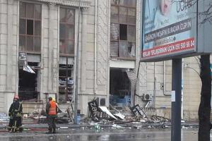 Выбитые окна и сгоревший магазин: В центре Баку прогремел мощный взрыв