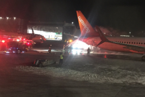 В аэропорту Торонто столкнулись два пассажирских лайнера: один самолет загорелся