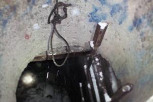 В Мариуполе ребенок провалился в 4-метровый люк во время катания на санках 