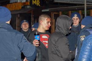 Кровавая одежда и разбитые лица: В Днепре возле ночного клуба произошла массовая драка