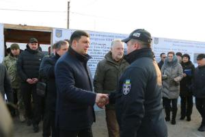 Гройсман посетил КПВВ "Гнутово" на линии разграничения на Донбассе