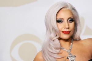 Леди Гага в сексуальном белом бикини поздравила поклонников с Новым годом