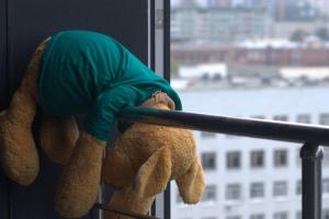 В России 11-летний мальчик выпал с 17-го этажа из-за друга, который решил "пошутить"