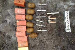 Житель Луганщины в груде металлолома прятал ящик с боеприпасами