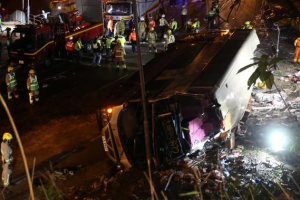 В Гонконге перевернулся двухэтажный автобус: 18 человек погибли, более 50 ранены