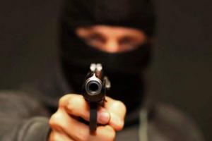 Полиция разыскивает вооруженных преступников, совершивших разбойное нападение на семью 