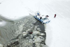 В Эстонии под лед ушел микроавтобус с людьми