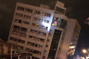 На Тайване в результате землетрясения обрушился отель с людьми