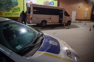 В Днепре вооруженная группа напала на пассажиров микроавтобуса, ранены 2 человека