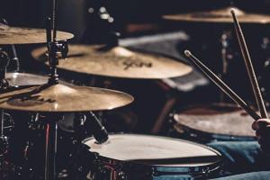 В России в собственной квартире с проломленным черепом обнаружен известный музыкант - СМИ