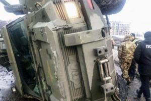 В Киеве перевернулся военный бронеавтомобиль "Кугуар"