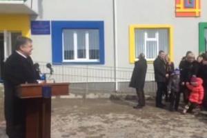 Ледяная атака: во время выступления Порошенко сосулька едва не травмировала его охранника