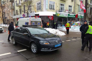 В центре Киева автомобиль из кортежа президента сбил человека: камеры сняли момент наезда