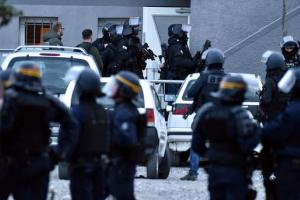 Теракт во Франции: умер раненый полицейский, спасавший заложников в супермаркете Super U