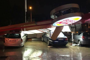 Вырванные с корнем деревья, сорванные крыши и провода: по Италии прокатился ураган