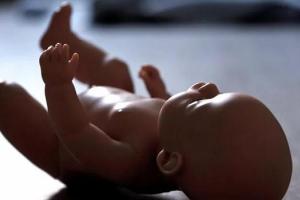 На Луганщине нашли месячную девочку, которую мать бросила умирать на морозе