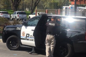 В Калифорнии продолжается операция по освобождению заложников, имя преступника установлено