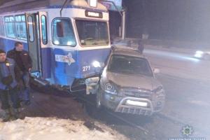 В Виннице автомобиль Hyundai столкнулся с трамваем: в авто обнаружили оружие и наркотики