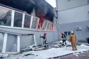 В Киеве спасатели предотвратили взрыв газовых баллонов в помещении горящего склада