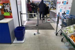 В Киеве недовольный покупатель начал стрелять в магазине: ранена женщина