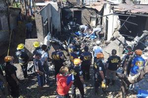 На Филиппинах самолет, рухнувший на жилой дом, убил целую семью