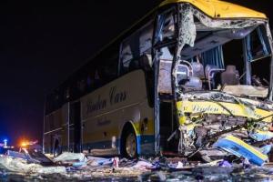 В Германии автобус с туристами врезался в грузовую фуру: погиб водитель, много раненых 