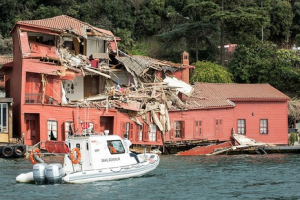 В Стамбуле танкер протаранил исторический особняк, стоящий на берегу