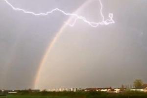 В небе над Британией после удара молнии потерпел крушение НЛО