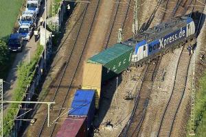 Разбит локомотив, два вагона опрокинуты: в Германии сошел с рельсов грузовой поезд