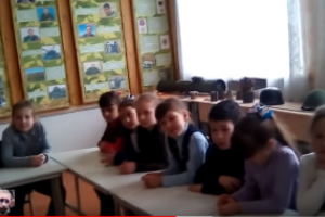 "Одебиливают детей и вбивают им в головы ахинею": сеть взорвало видео "патриотического" урока в Макеевке