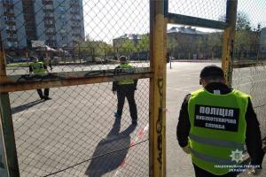 В Киеве на спортивной площадке во дворе жилого дома прогремел взрыв - полиция начала расследование