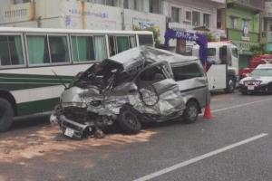 В Японии в ДТП попал школьный автобус: много пострадавших