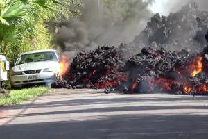 На Гавайях продолжается извержение вулкана Килауэа: лава поглощает дома и дороги
