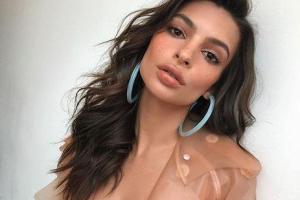 Горячая штучка: Модель Эмили Ратаковски вновь снялась обнаженной