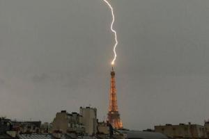 Знаменитую Эйфелеву башню поразила молния: потрясающие кадры