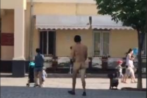 Голый перфоманс: в центре Мукачево разгуливал обнаженный мужчина
