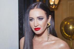 "Леди Гага нервно курит": Бузова шокировала публику своим эпатажным нарядом