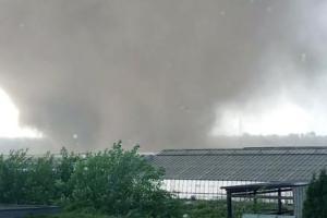 Сорванные крыши, вырванные с корнем деревья: Германией пронесся сильный торнадо 