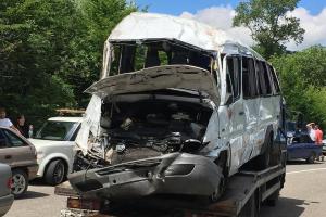 В Грузии микроавтобус со школьниками сорвался в пропасть: есть жертвы