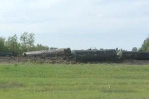 В Канаде грузовой поезд сошел с рельсов: произошел разлив нефти