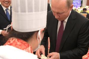 Путину пришлось лепить "пельмени" и печь блины: сеть обсуждает, как российский президент китайцев кормил