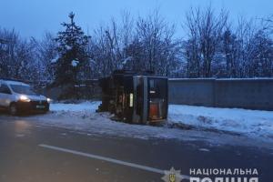 Под Киевом перевернулась маршрутка с пассажирами: есть пострадавшие