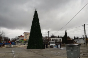 "Постапокалипсис": В сети посмеялись над елками, установленными в оккупированном Крыму