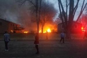 В США легкомоторный самолет рухнул на жилые дома: пилот погиб