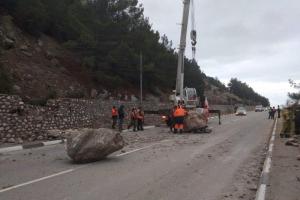 В Крыму участок трассы "Ялта-Севастополь" засыпало каменными валунами