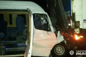 На трассе "Киев-Одесса" Mercedes Sprinter с пассажирами въехал в грузовик: есть пострадавшие