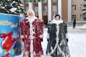 "Вуду-куклы": В сети смеются над фигурами Деда Мороза и Снегурочки​​​​​​​, установленными в России