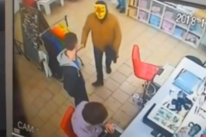 В Кривом Роге в магазин ворвался вооруженный грабитель в маске кота