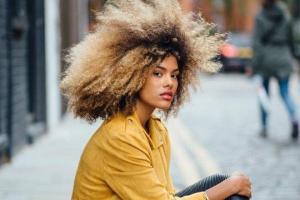 Молодая жена Венсана Касселя модель Тина Кунаки "засветила" беременный животик