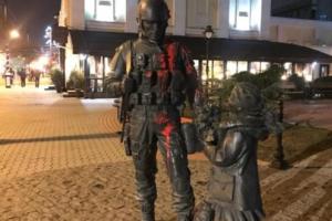 "Благодарный" крымчанин в Симферополе облил краской памятник "зеленым человечкам"